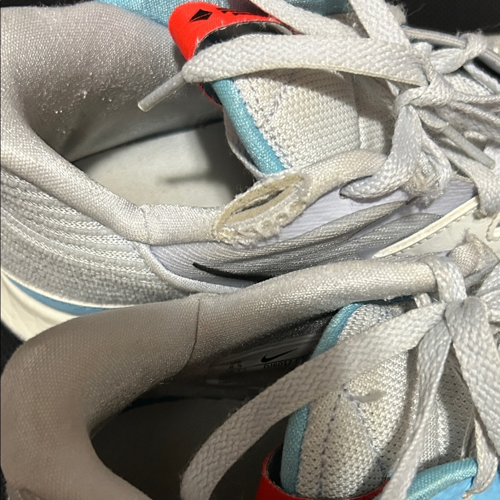 Basketball shoes - White and Blue - Picture 5 of 5